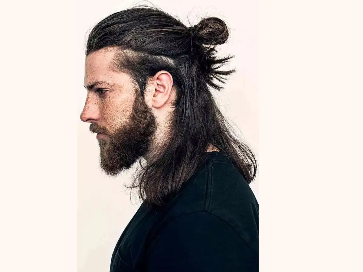 Half Bun là kiểu tóc chỉ sử dụng một phần tóc