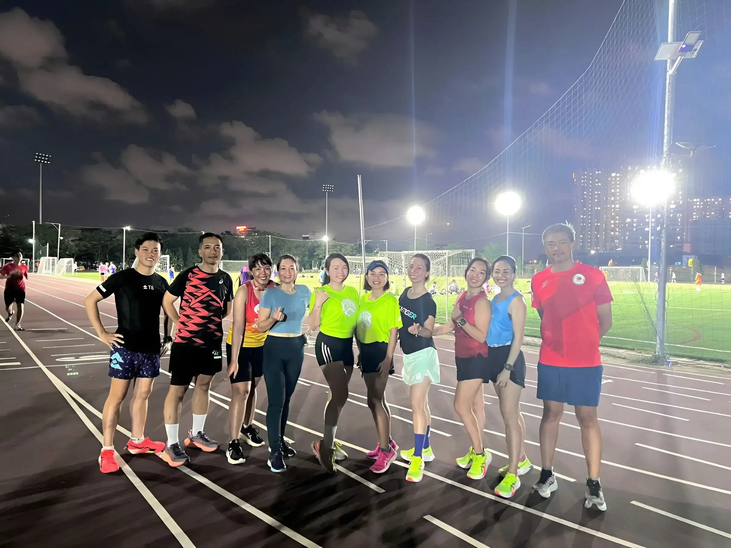 Nhóm ASICS Running Club Vietnam 