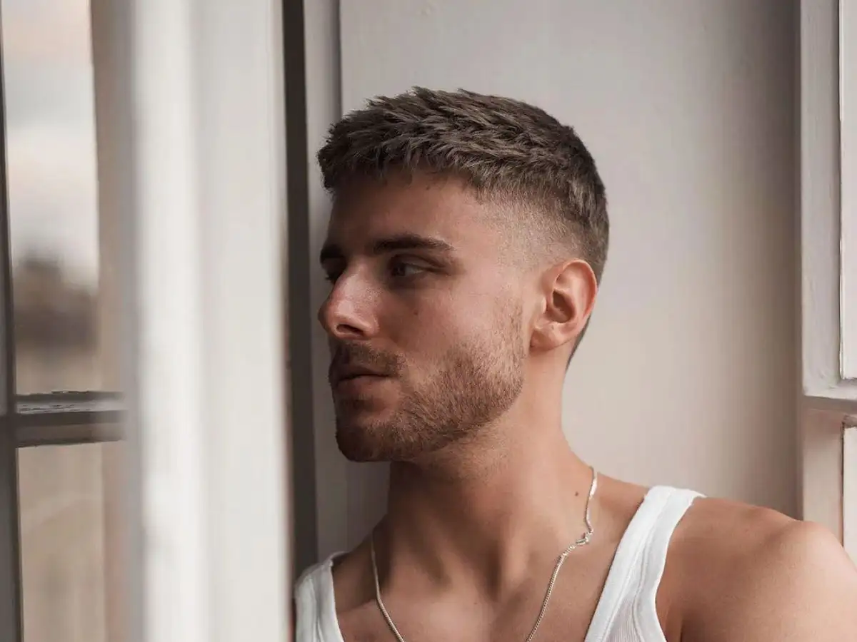 Crew Cut có phần tóc hai bên và gáy được cắt sát