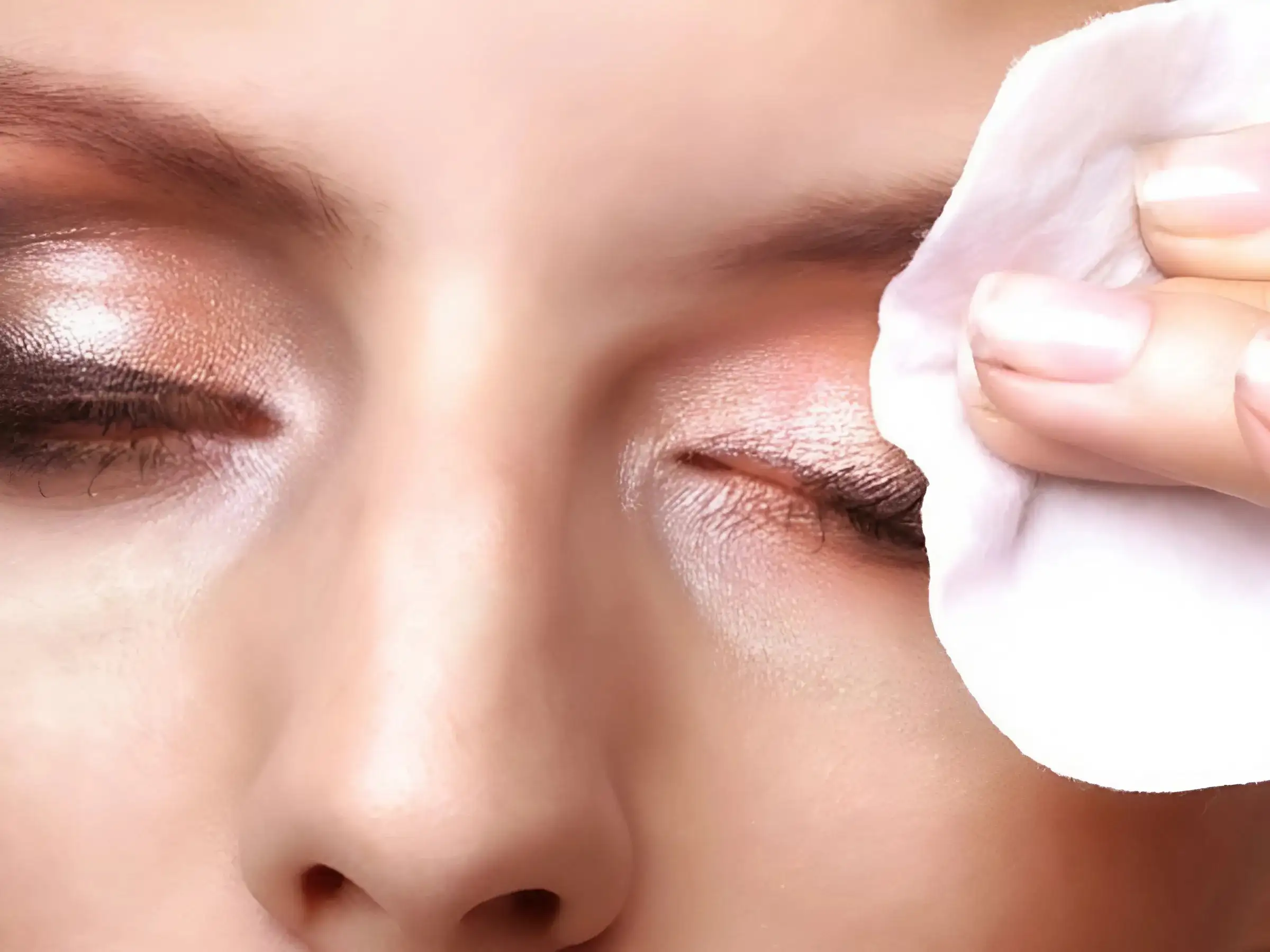 Vì sao tẩy trang mặt thông thường không sạch được makeup mắt môi ?