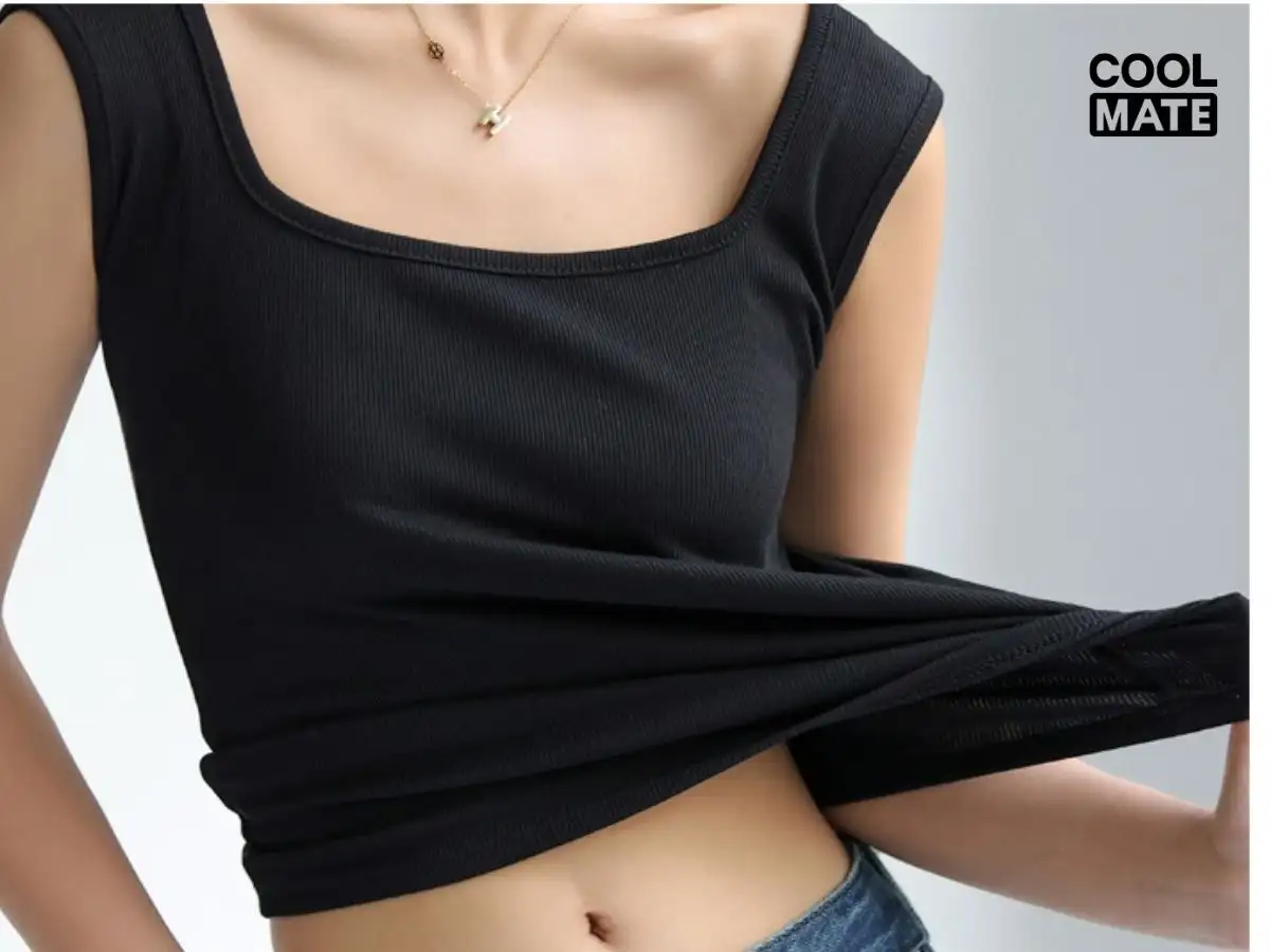 Mặc áo croptop hai dây màu pastel, phối cùng quần jogger