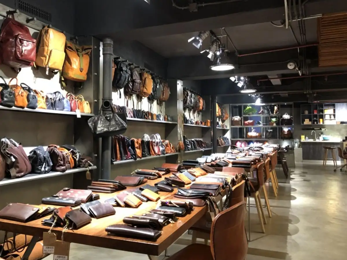 Không gian của cửa hàng đồ da LANO