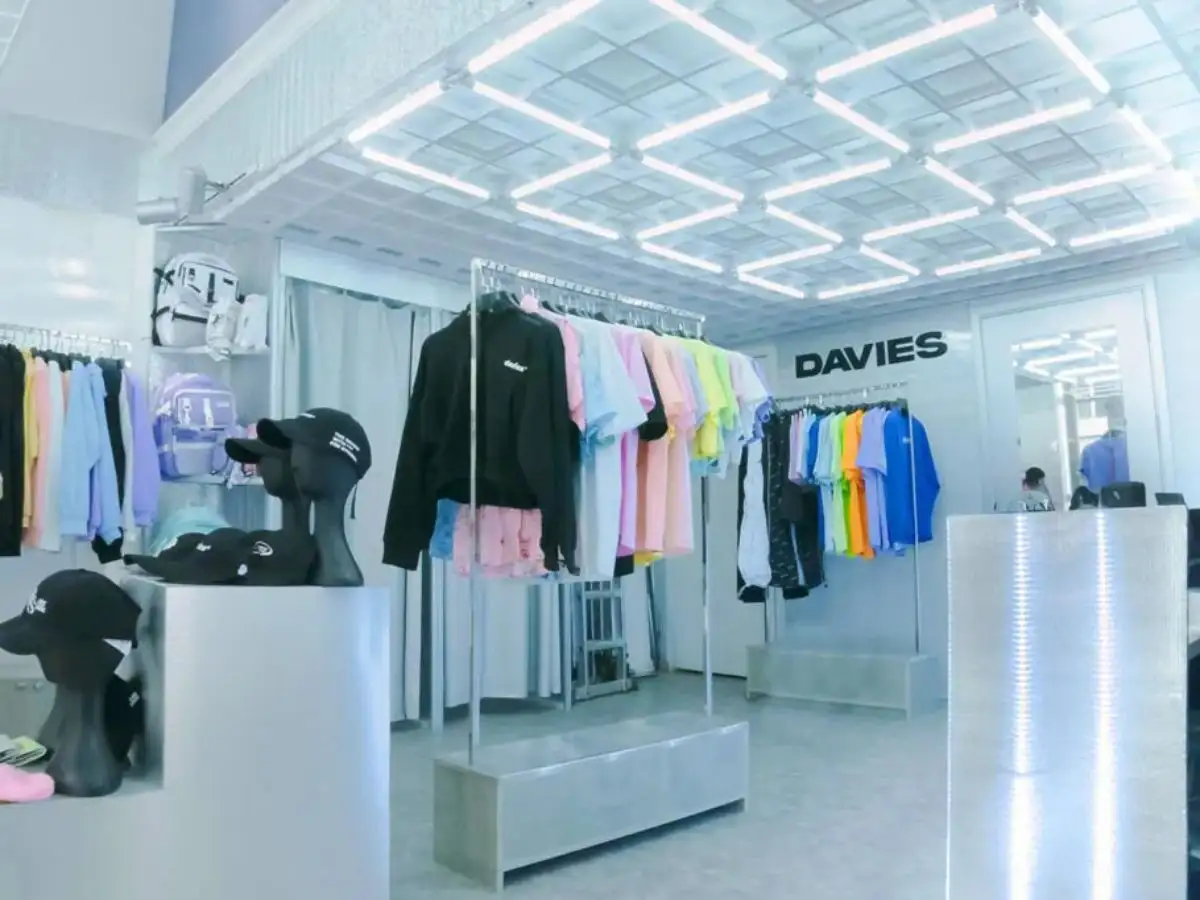Phong cách chủ đạo của Davies là streetwear cá tính với form áo boxy rộng rãi