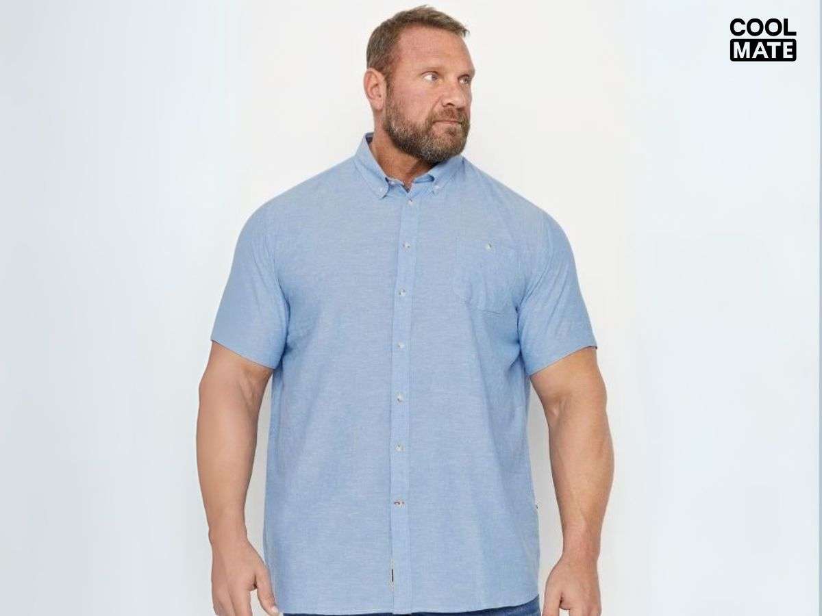 Áo sơ mi chambray xanh dương nhẹ nhàng mang lại vẻ ngoài thoải mái cho người mập thấp