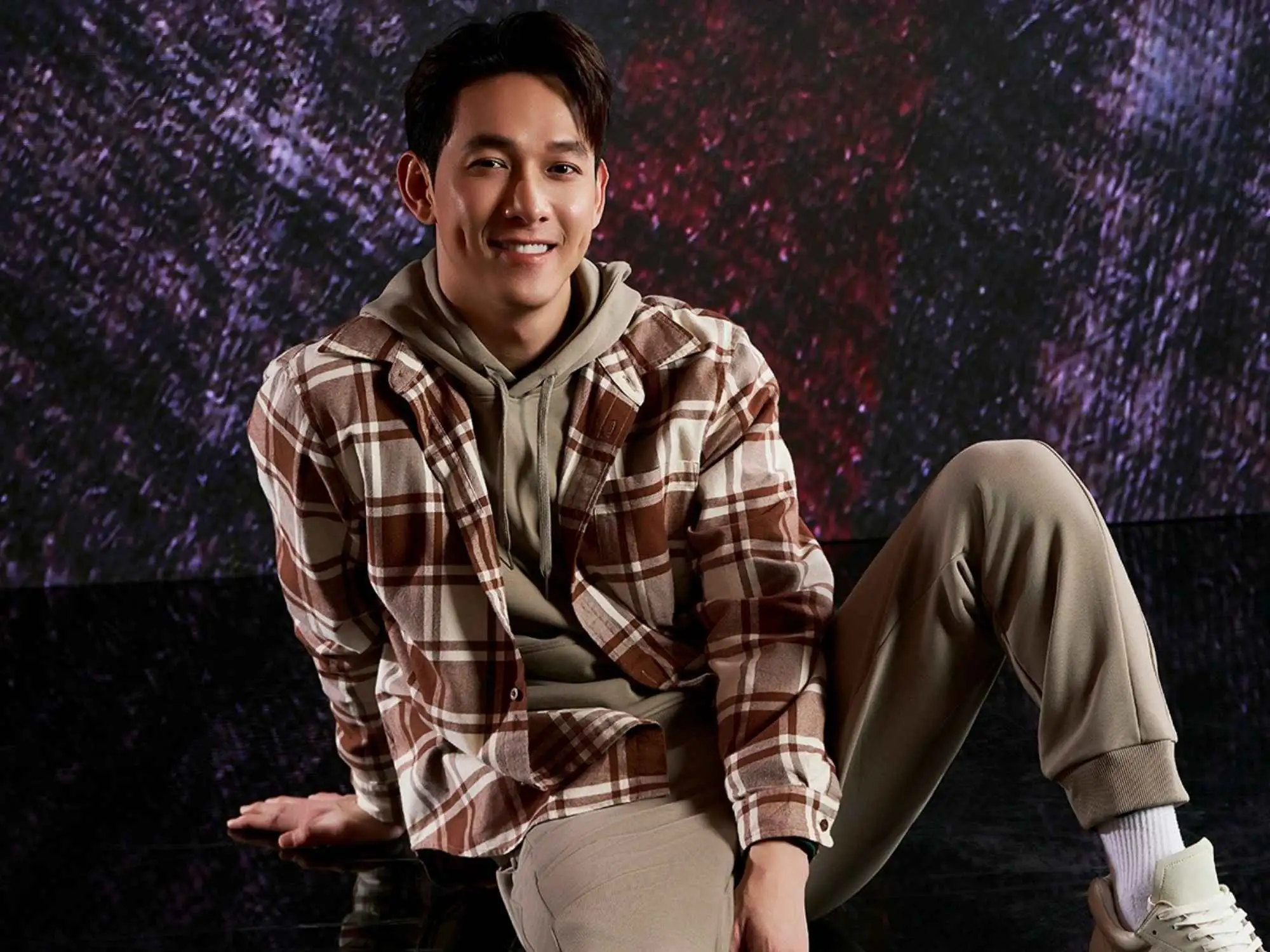 Áo sơ mi Flannel dày dặn khoác ngoài áo thun, phong cách layering cá tính