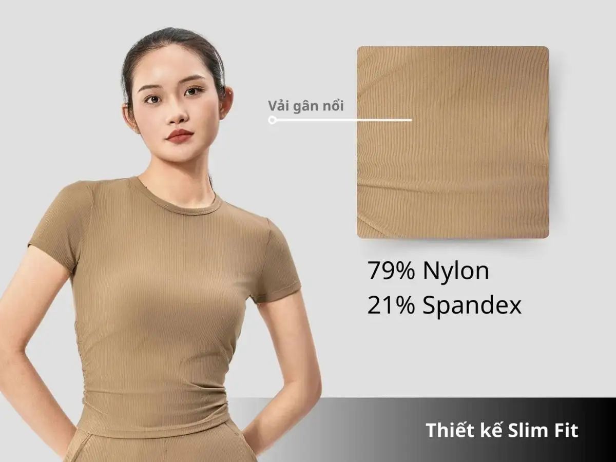 Người mẫu mặc Áo Tee Yoga Ribbed