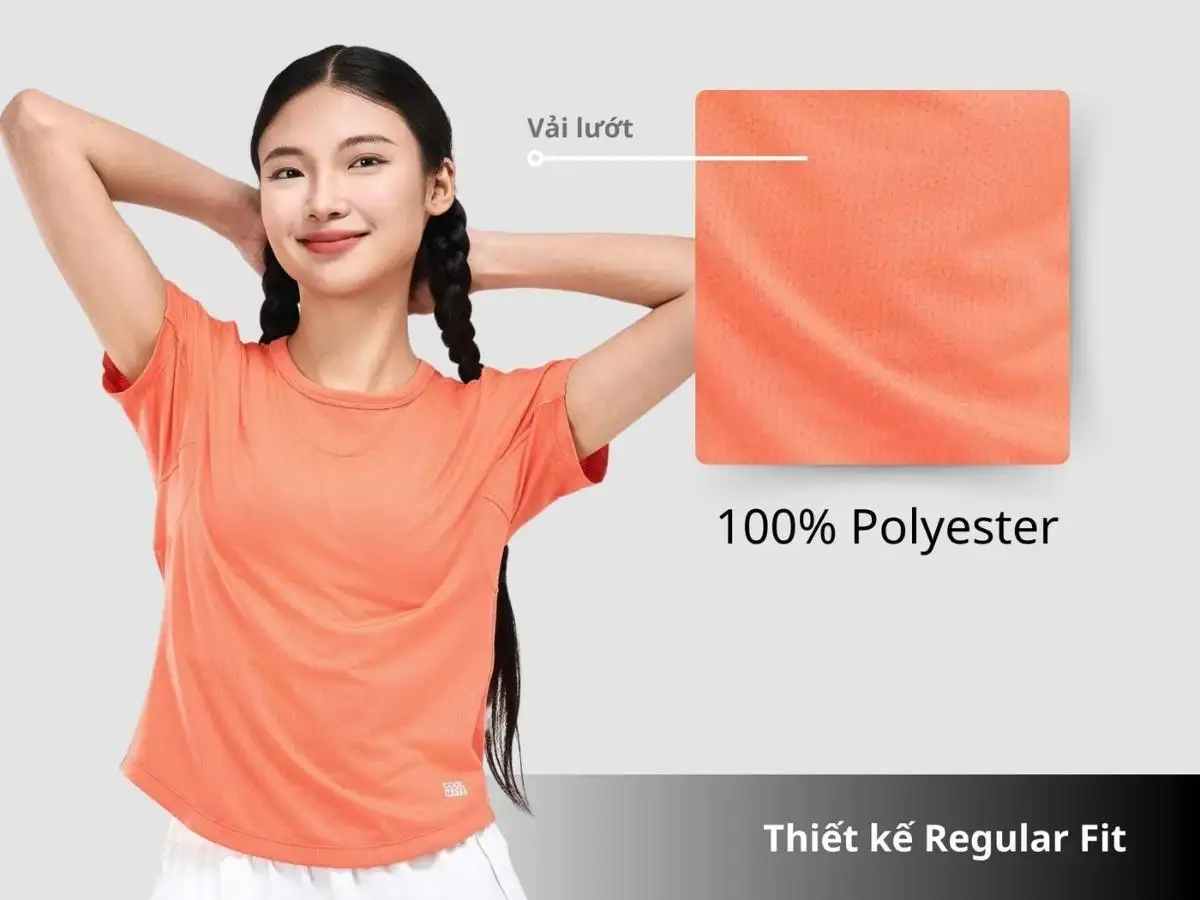 Người mẫu mặc áo Essential Cropped Tee