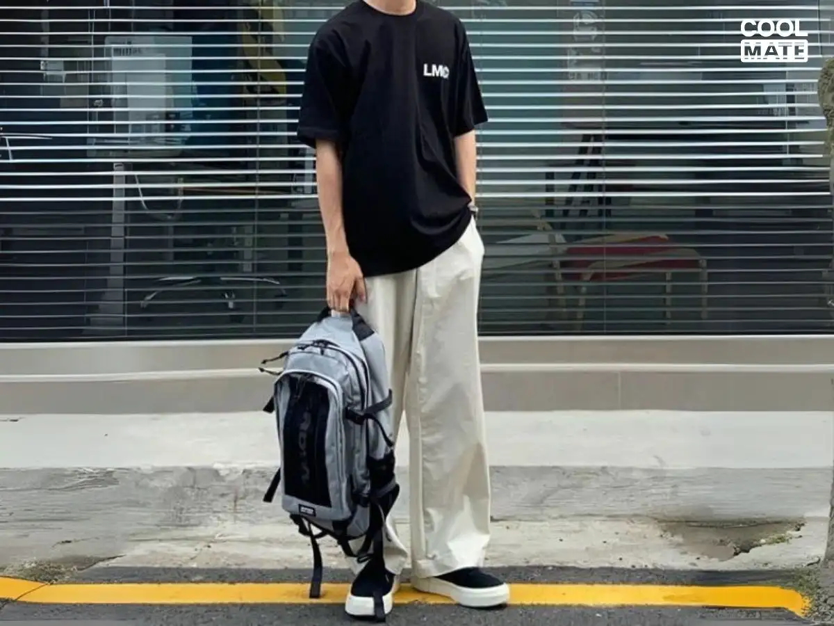 Outfit áo thun tay lỡ nam đen, quần jeans sáng màu và giày đen năng động