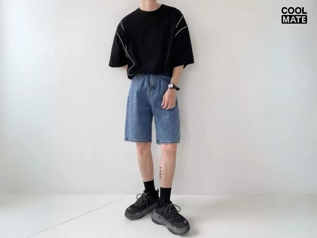 Phối đồ áo thun tay lỡ đen với quần short sáng màu và giày thể thao cho ngày hè