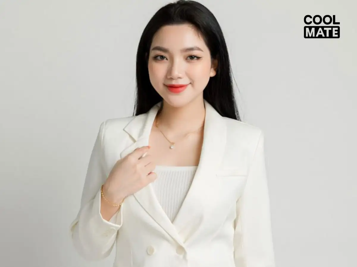 Áo thun trắng phối blazer/vest, tạo phong cách chuyên nghiệp, quyền lực