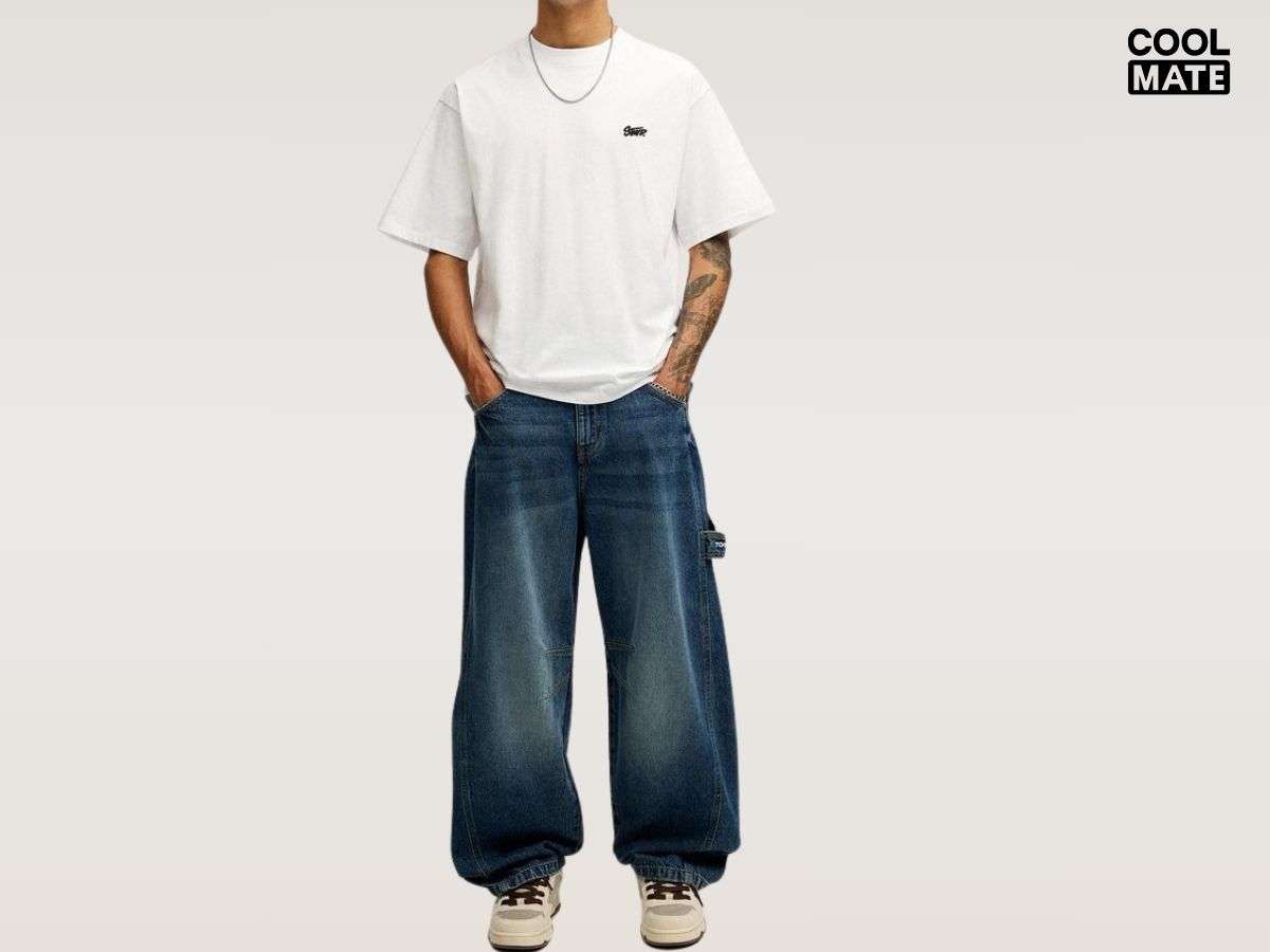Phong cách chỉn chu với áo thun tay lỡ trắng, quần jeans tối màu và sneaker trắng