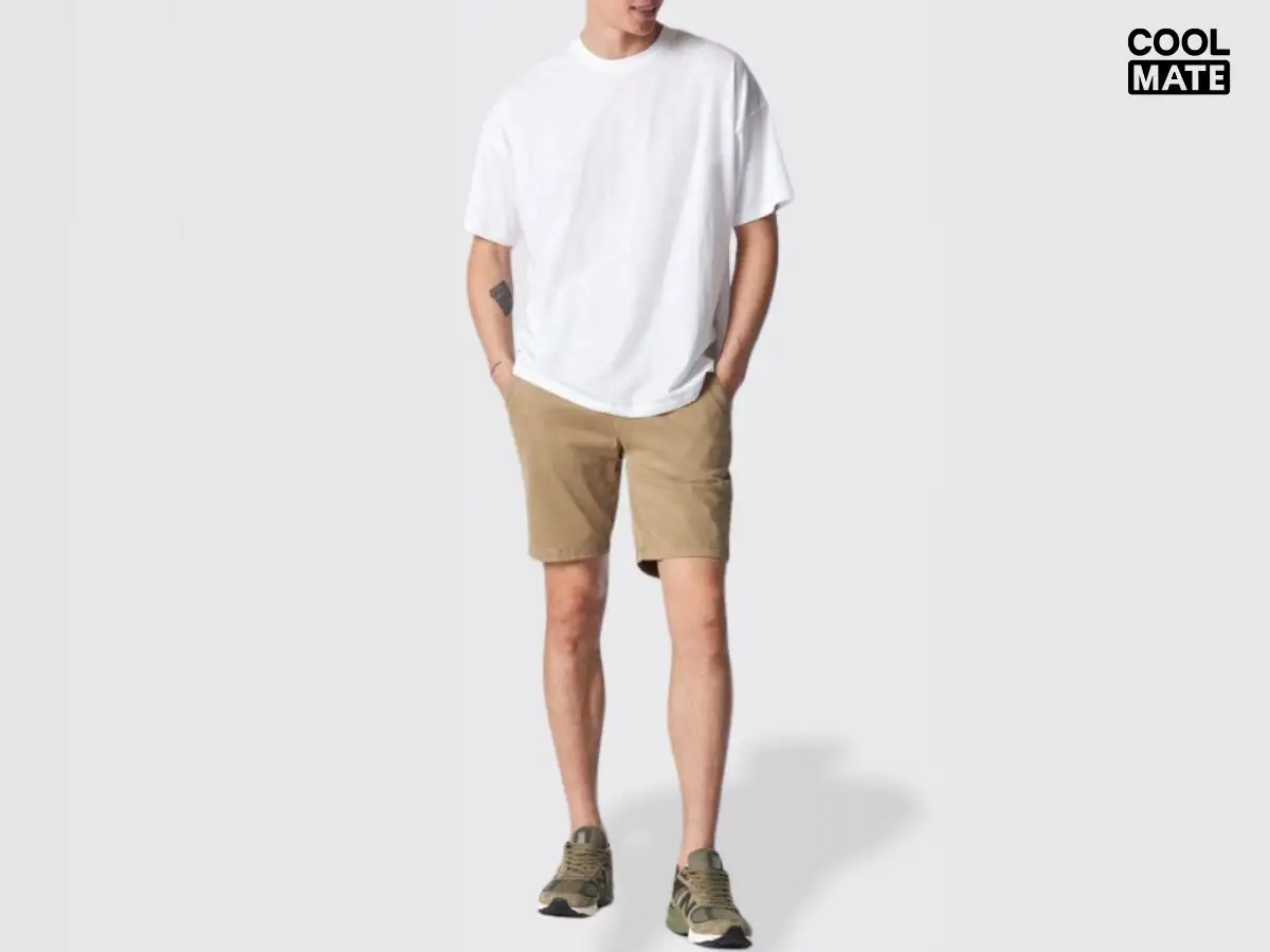 Trẻ trung năng động cùng áo thun tay lỡ trắng, quần short kaki và giày thể thao