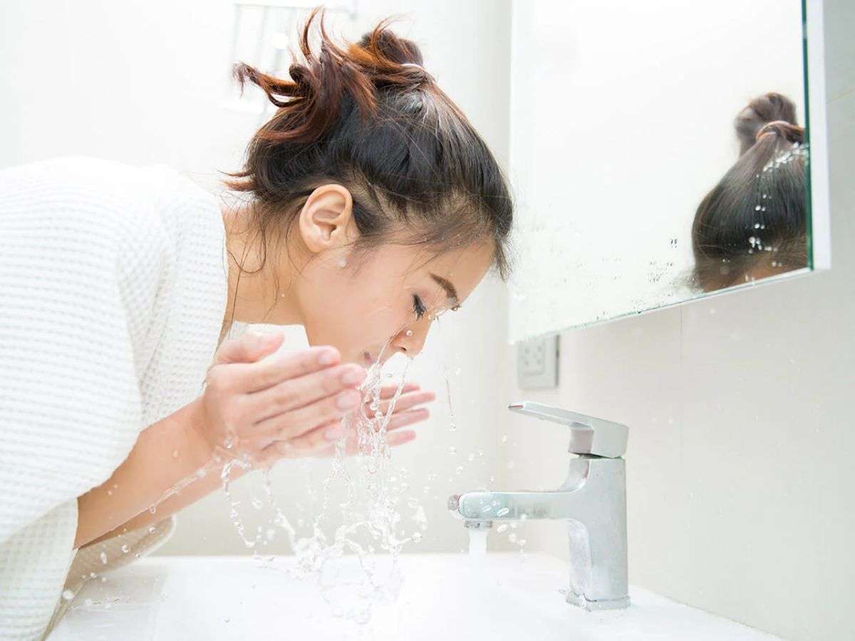 Rửa mặt thật sạch để loại bỏ bụi bẩn trên da