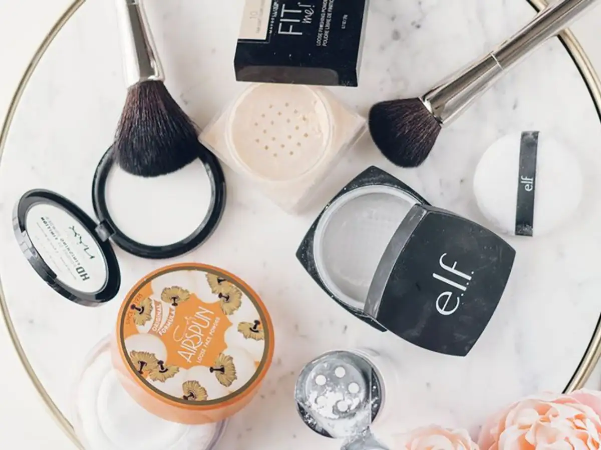 Chuẩn bị đủ sản phẩm và dụng cụ để tạo lớp makeup trong veo theo ý muốn