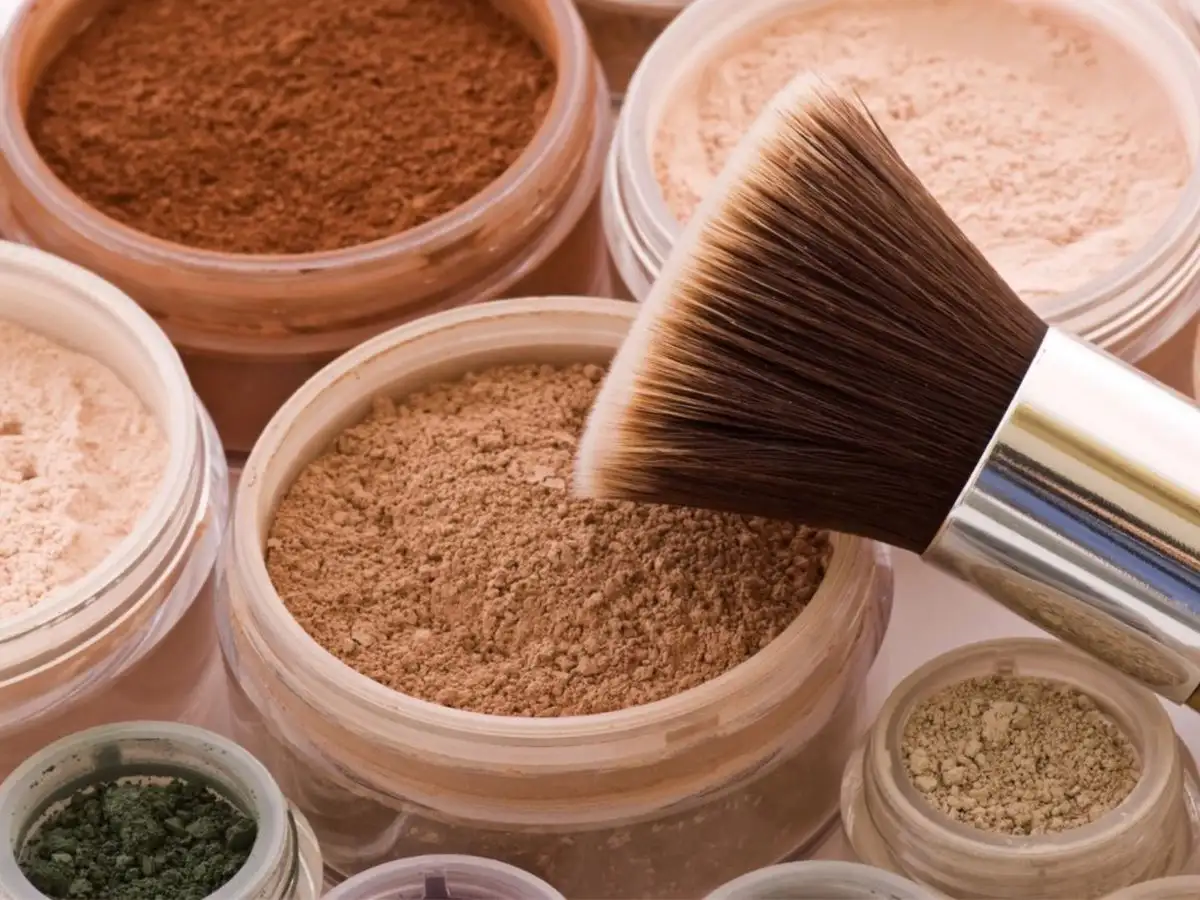 Sử dụng phấn phủ để kiềm dầu, giúp lớp nền bền hơn