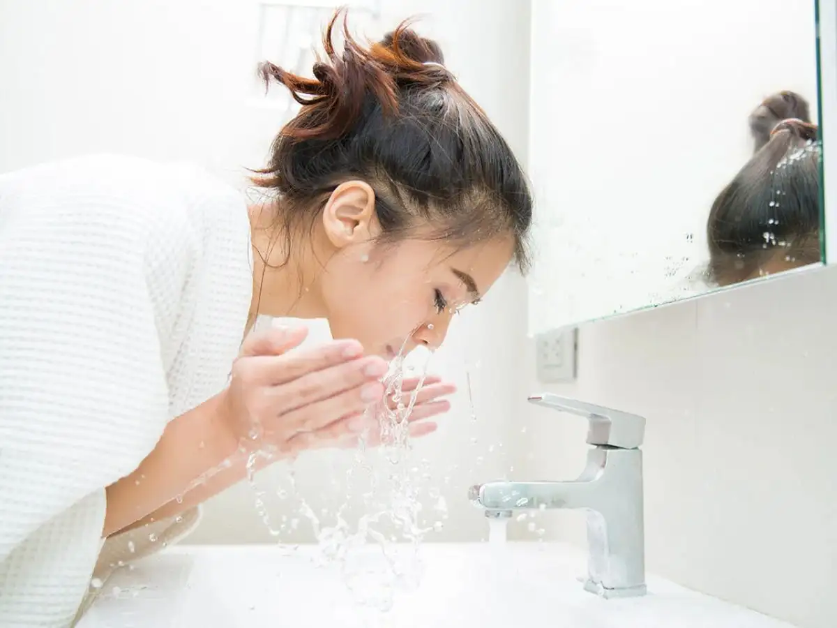 Rửa sạch mặt giúp da thông thoáng hơn 