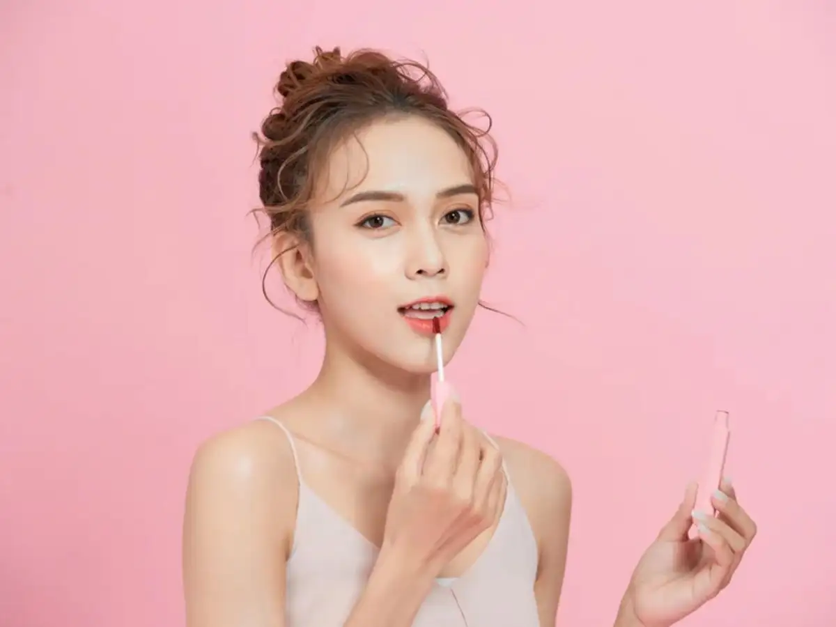 Sử dụng son tint để tạo lớp makeup trong veo chuẩn Hàn