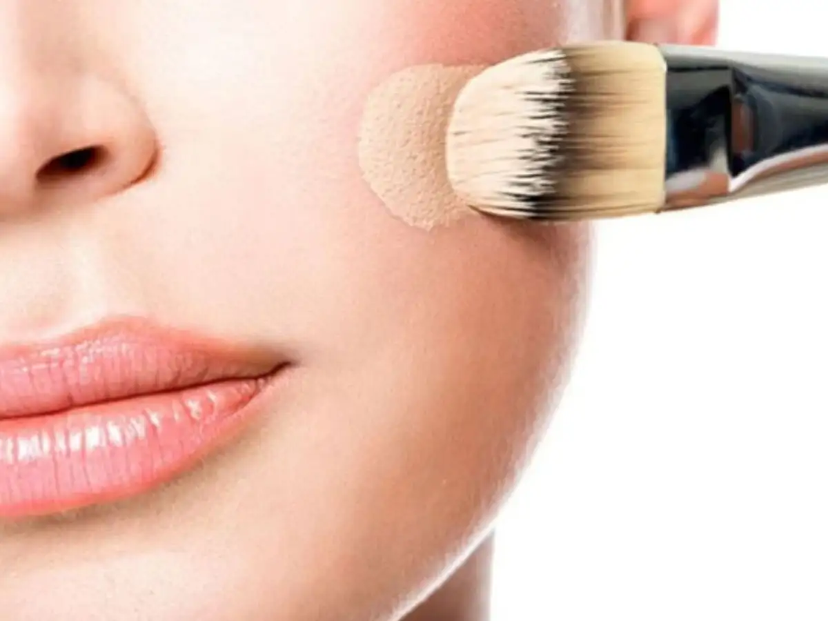 Sử dụng kem nền mỏng, nhẹ để làm đều màu da