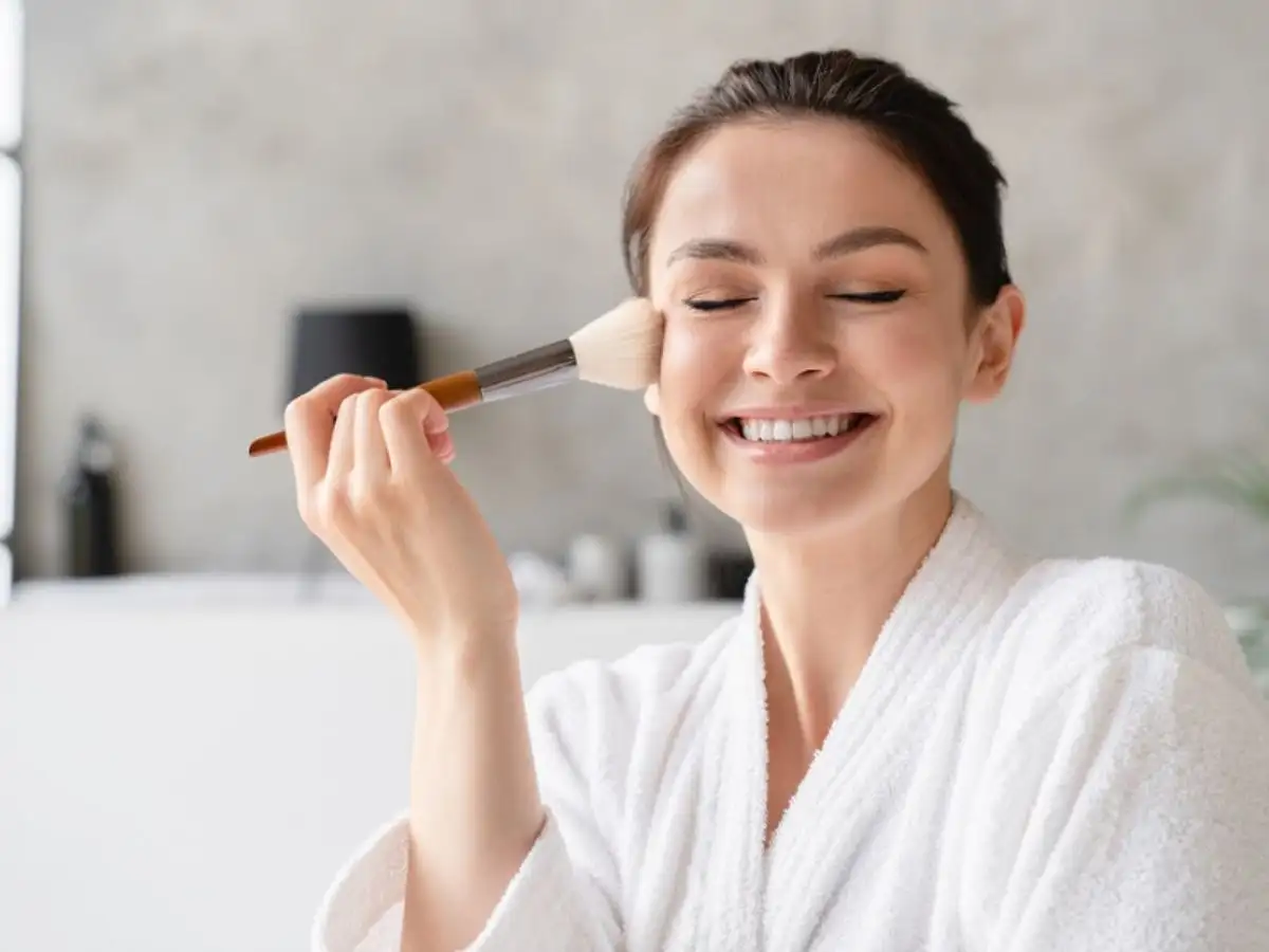 Dùng phấn phủ sau kem chống nắng hoàn toàn là một lựa chọn hợp lý