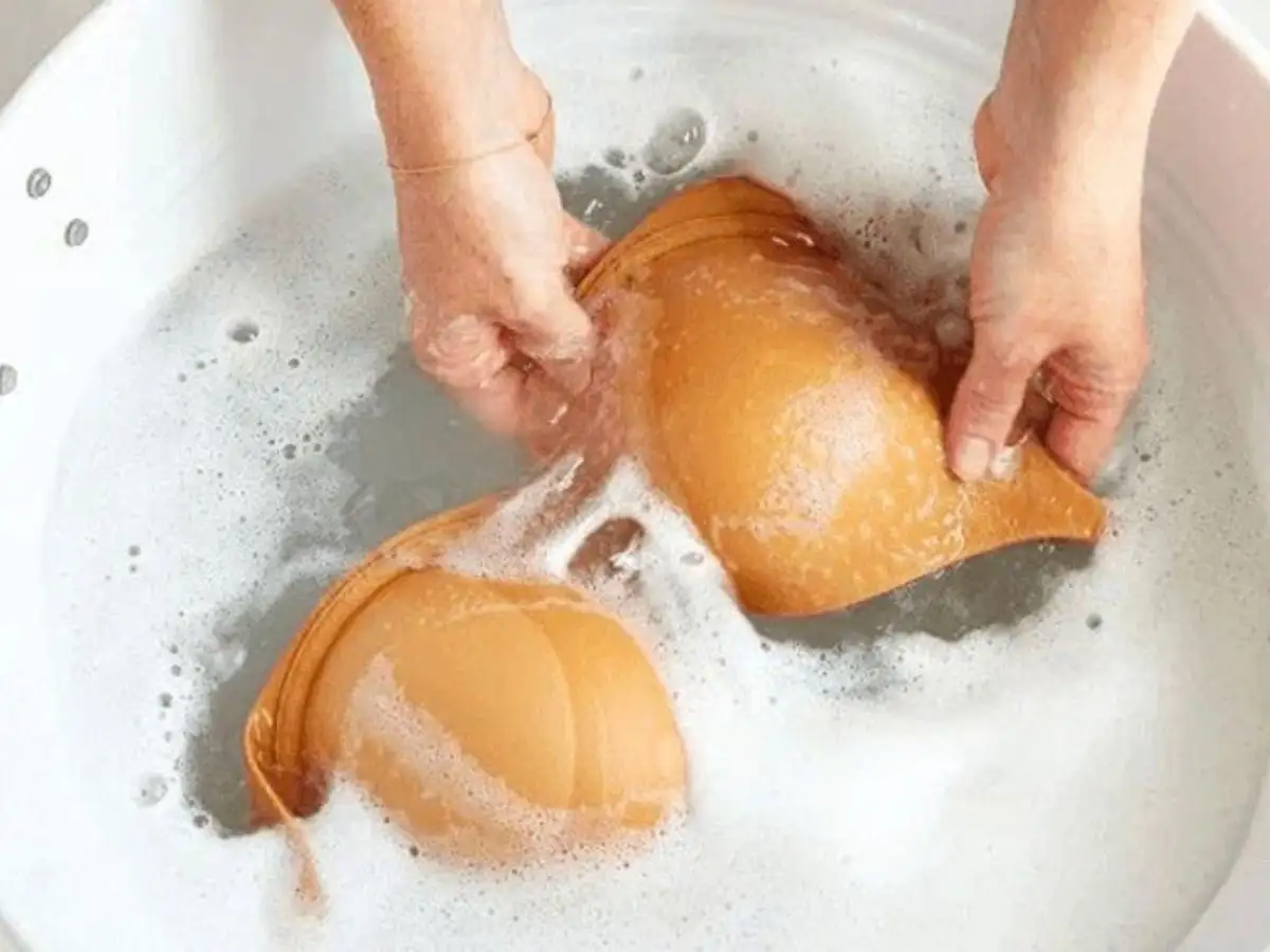 Giặt nhẹ nhàng bằng tay với các thao tác bóp, xả thay vì vò mạnh để bảo vệ cấu trúc mỏng manh của áo