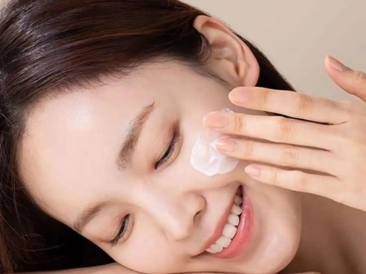 Bạn vẫn nên dùng kem chống nắng kể cả khi kem nền có chưa SPF