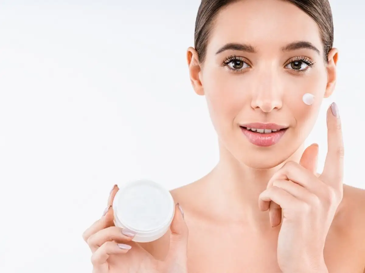 Khoá ẩm bằng kem dưỡng giúp da phục hồi 