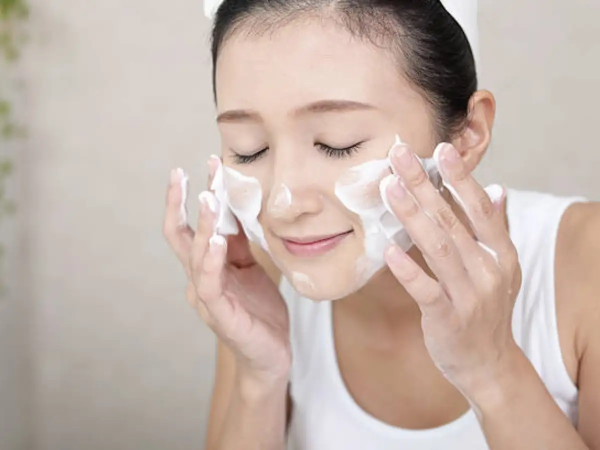 Chú ý nên rửa sữa rửa mặt dịu nhẹ cho buổi sáng 