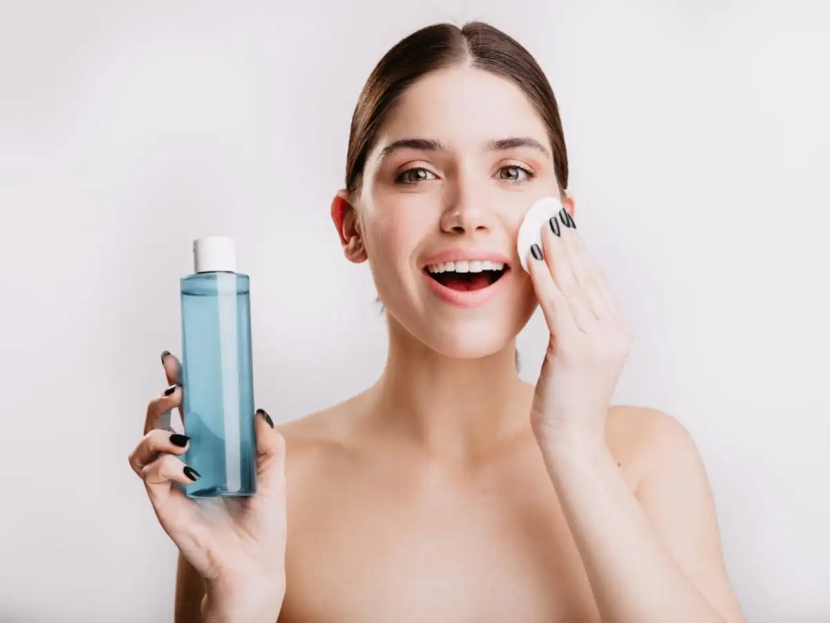 Cân bằng lại với toner để da được cấp ẩm
