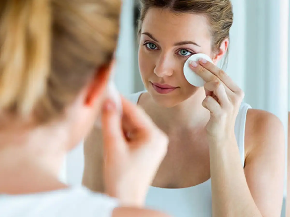 Chú ý tẩy trang sau mỗi buổi tối để da khoẻ mạnh