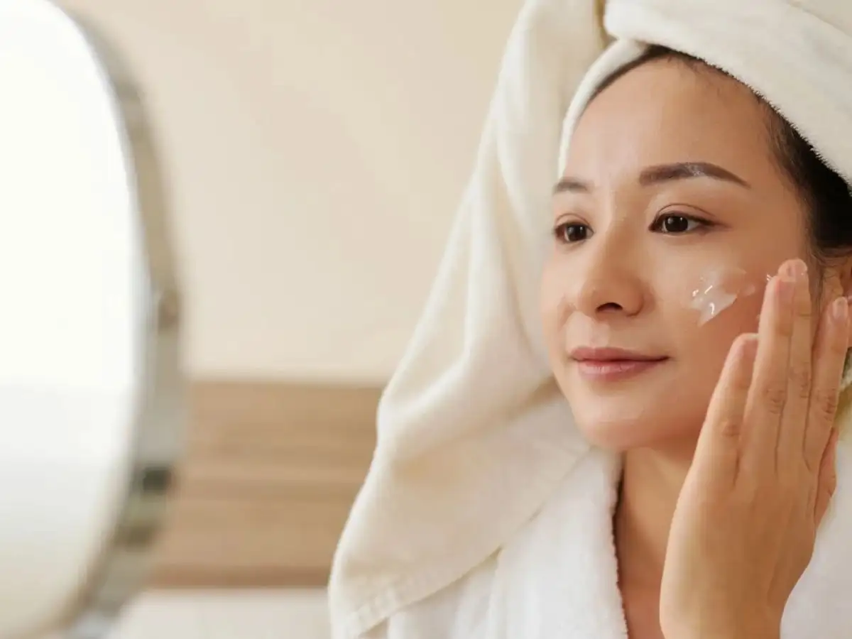 Lớp kem dưỡng tạo lớp màn chắn bảo vệ da khỏi tác động của lớp trang điểm