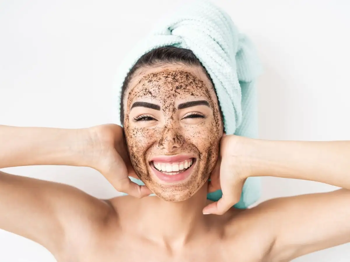 Tẩy tế bào chết để làm sạch da hơn vào ngày hôm trước khi make up