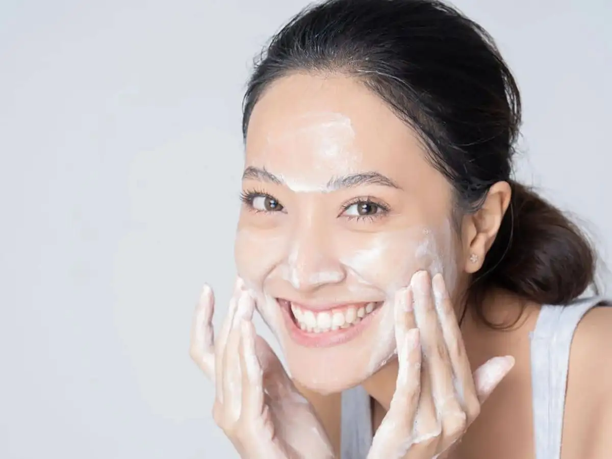 Rửa mặt thật sạch để các bước chăm sóc da được thẩm thấu tốt hơn