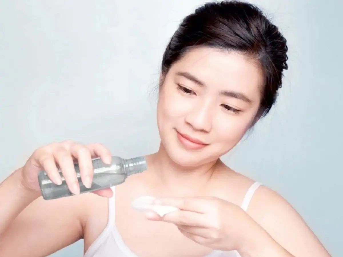 Đổ toner lên bông tẩy trang hoặc apply trực tiếp lên da