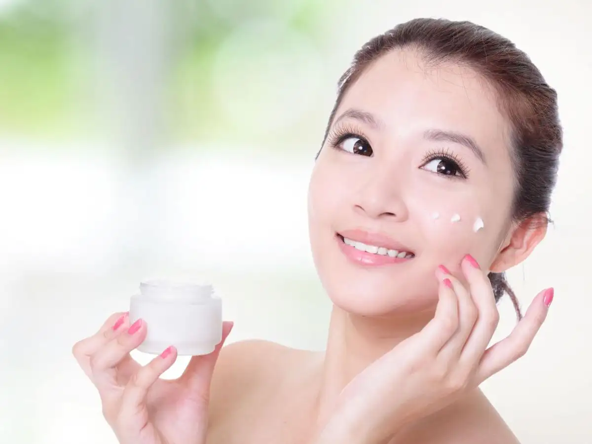 Kem dưỡng ẩm là một bước quan trọng trong chu trình các bước skincare trước khi makeup