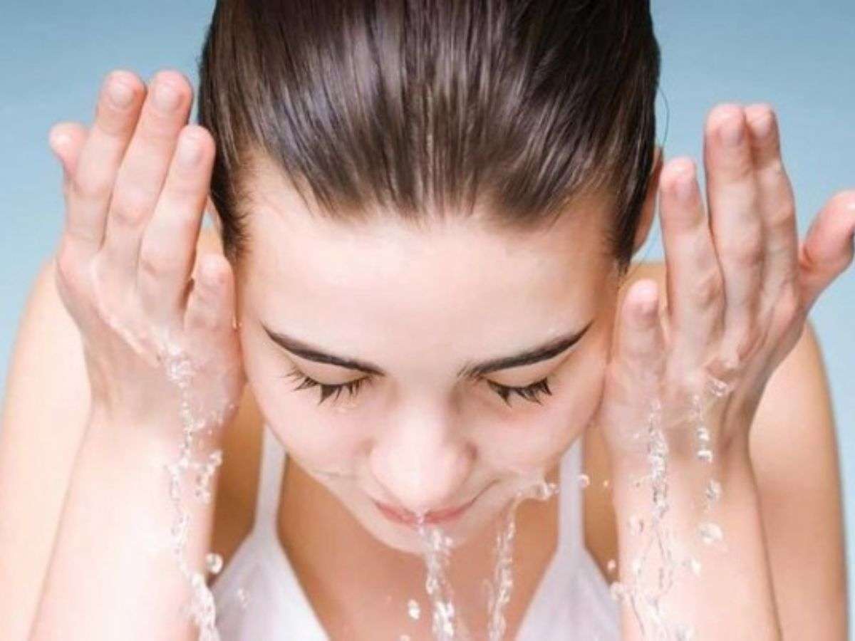 Bước làm sạch giúp loại bỏ bụi bẩn, tạo nền tảng hoàn hảo để lớp trang điểm