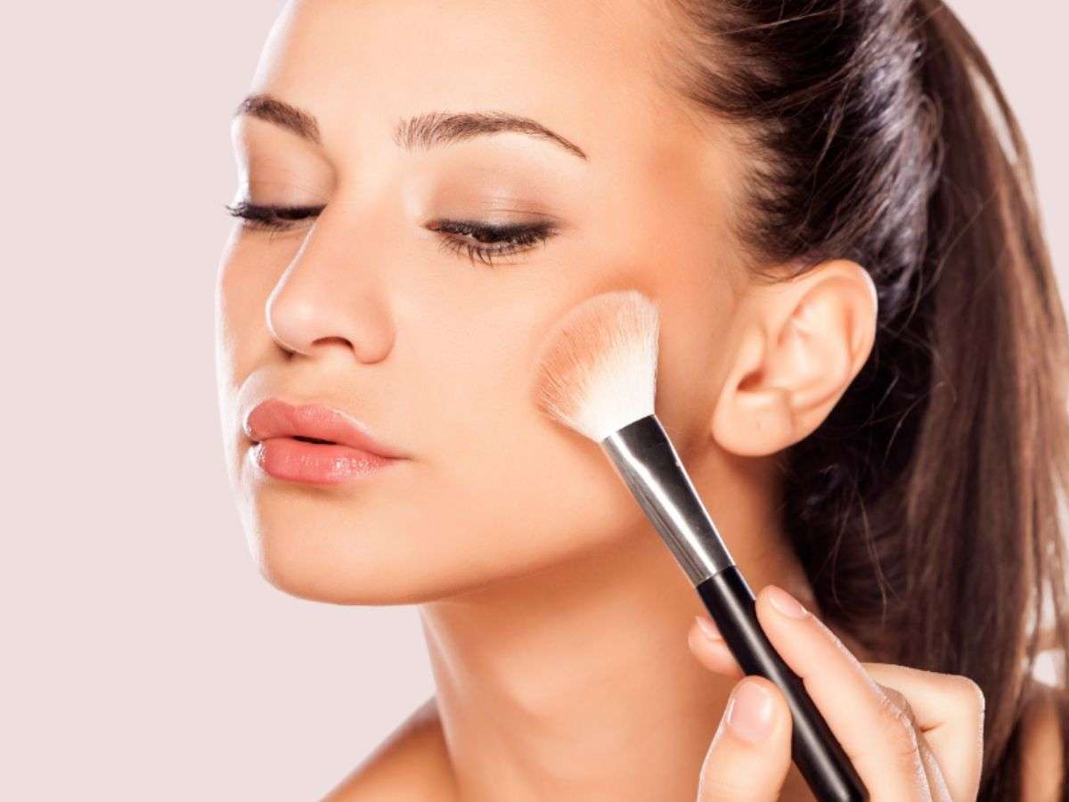 Phấn phủ sẽ giúp kiềm dầu, cố định lớp nền, hạn chế tình trạng cushion bị xê dịch