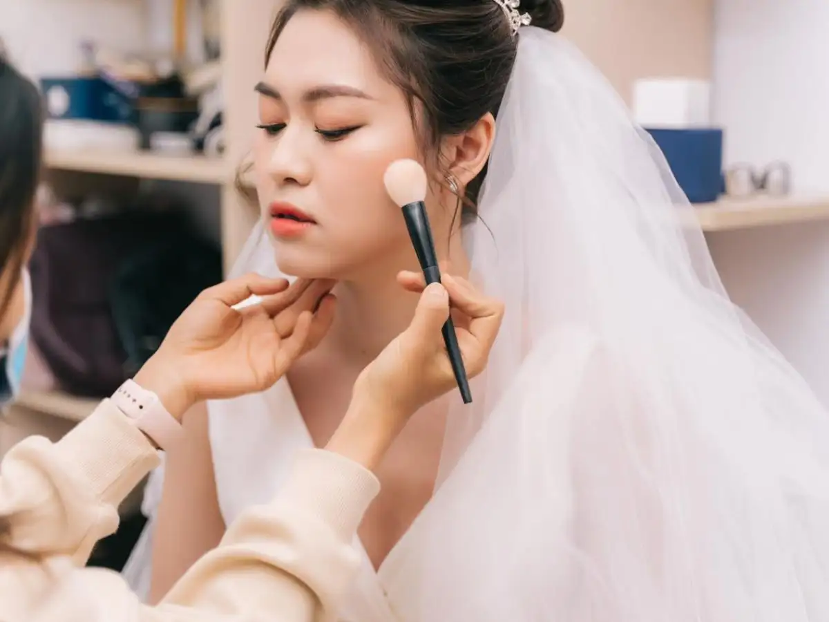 Nàng nên trao đổi kỹ với chuyên viên trang điểm trước khi chốt makeup