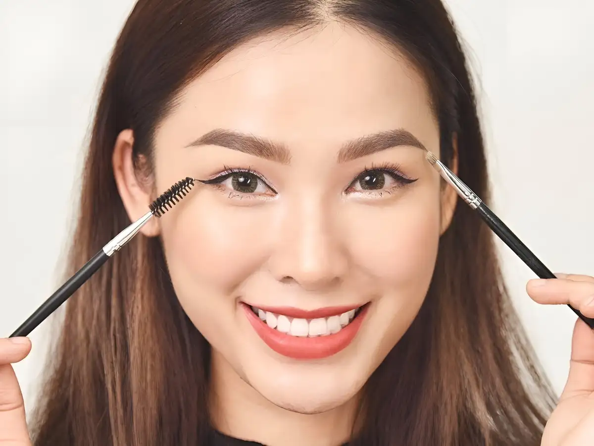 Khi chọn chì kẻ mày, trình độ makeup của bạn cũng đóng vai trò quan trọng