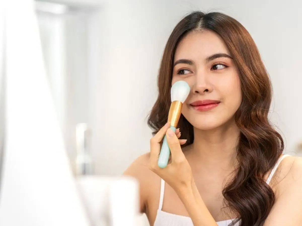 Dùng ngón tay áp út, cọ nhỏ hoặc mút ẩm để dặm nhẹ nhàng 