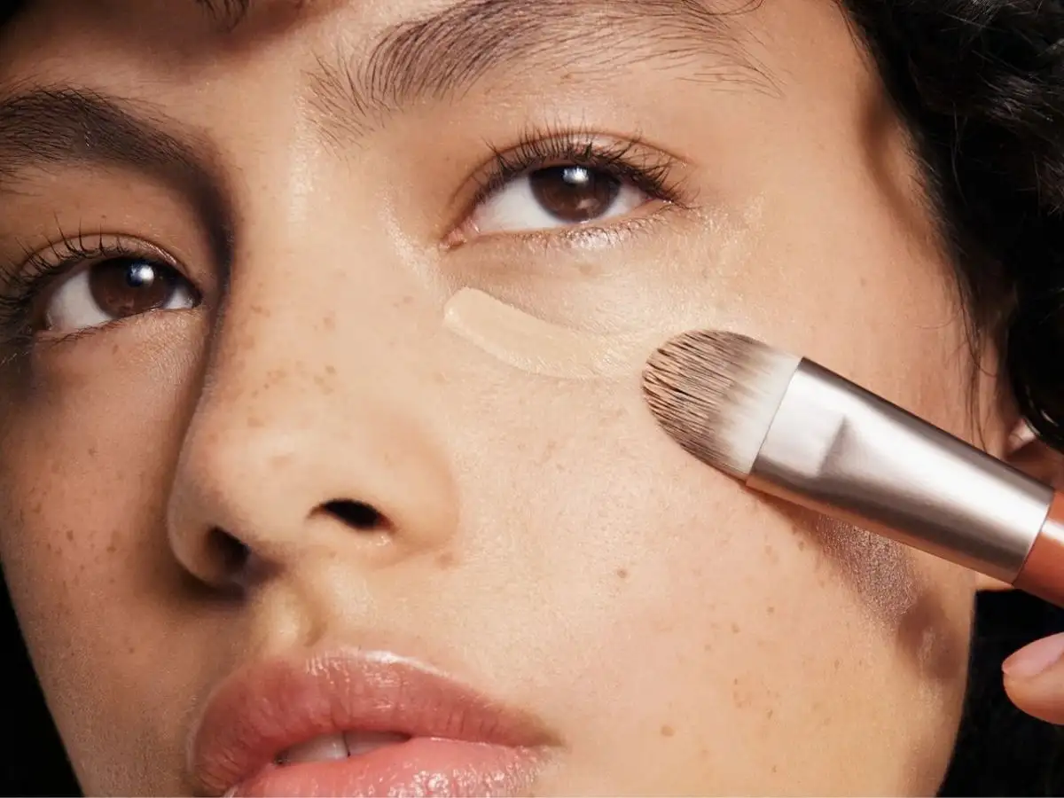 Hãy ưu tiên các tiêu chí kiềm dầu, bền màu và lâu trôi,... 