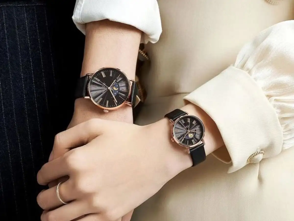 Đeo đồng hồ cặp là cách thể hiện tình yêu đôi lứa