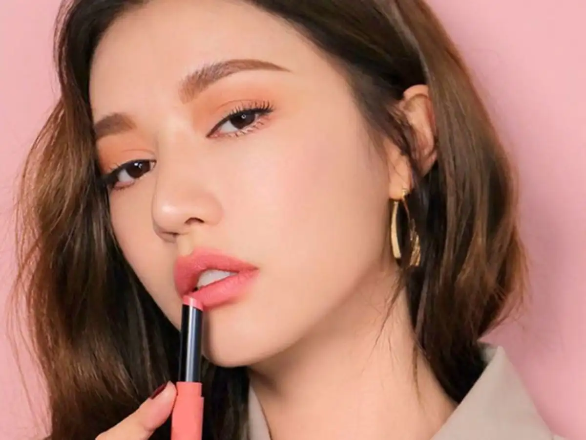 Son hồng là biểu tượng thời đại của thế giới mỹ phẩm