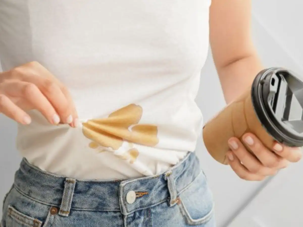 Không nên để lâu các vết bẩn từ trà và cà phê