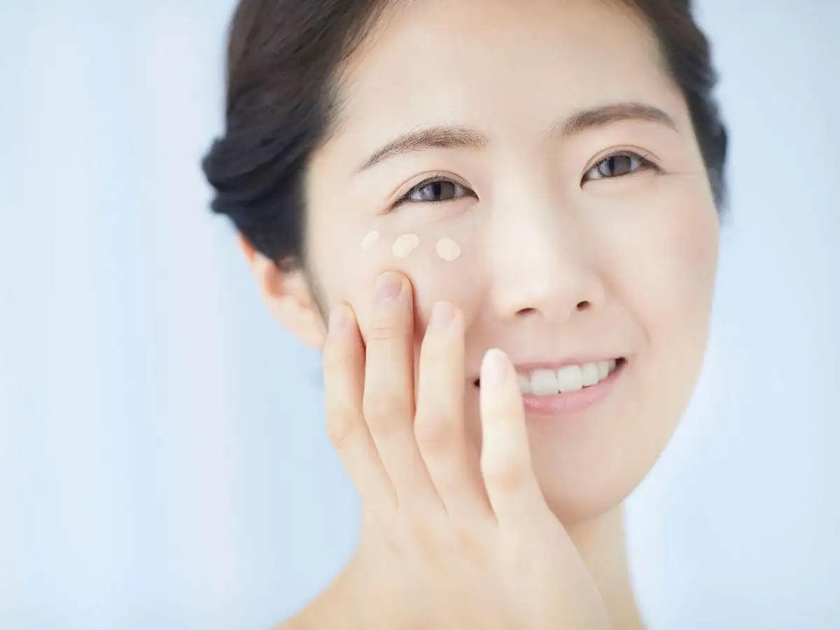 Tham khảo thêm tư vấn viên để chọn loại kem nền phù hợp chất da