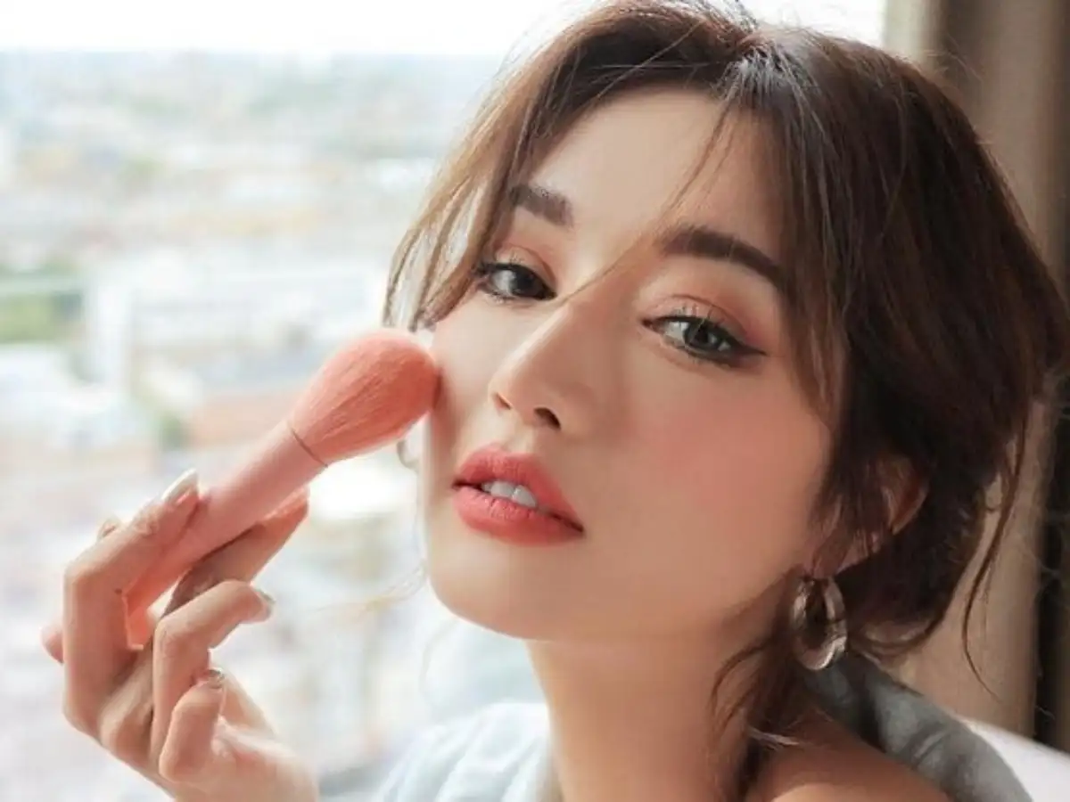 Tán đều son nhanh và thoa đều lên gò má