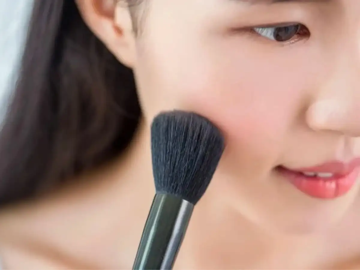 Sử dụng cọ trang điểm chuyên dụng tán son trên má
