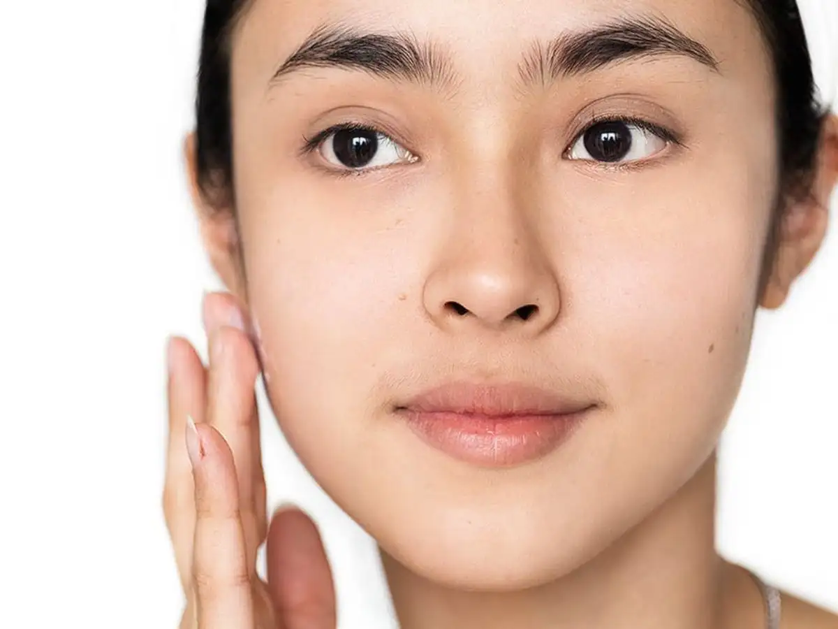 Làn da được dưỡng ẩm và tán nền mỏng sẽ giúp phấn má lên màu đều
