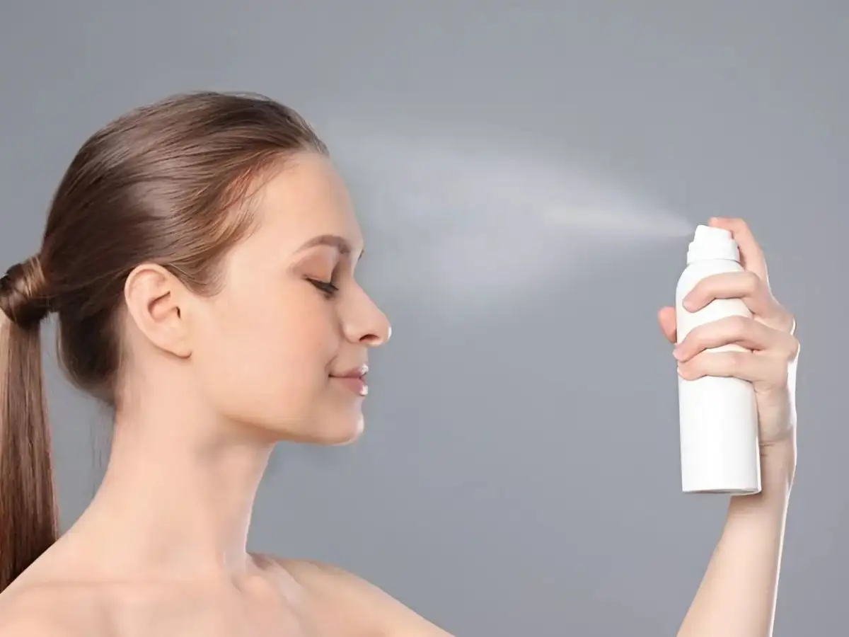 Xịt cố định makeup giúp má hồng bám màu tốt hơn