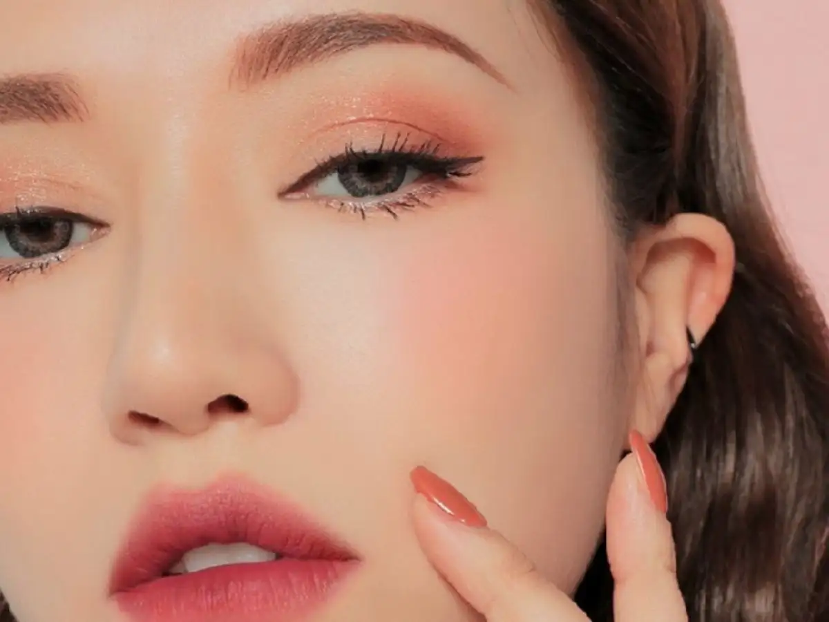 Tán má hồng đúng cách giúp màu lên nhẹ, đều và ôm da mượt mà hơn suốt cả ngày