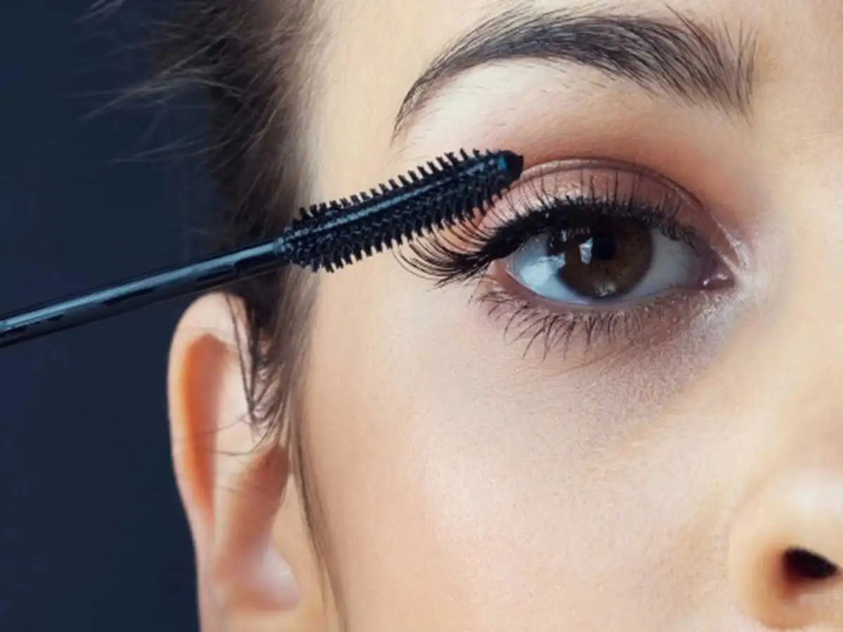 Kẻ mắt và chuốt mascara giúp đôi mắt thêm to tròn và quyến rũ hơn